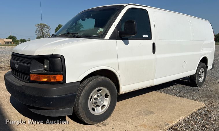 2017 Chevrolet Express 2500 van - OB9621