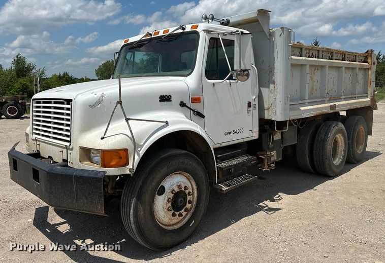 1999 International 4900 dump truck - DF8598