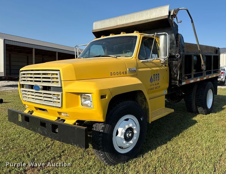 1993 Ford F700 dump truck - DJ7793
