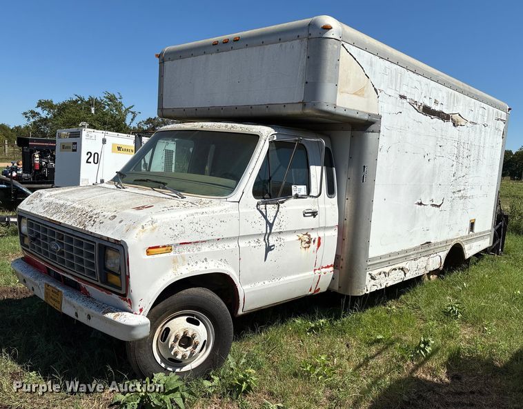 1990 Ford E350 box truck - DO1257