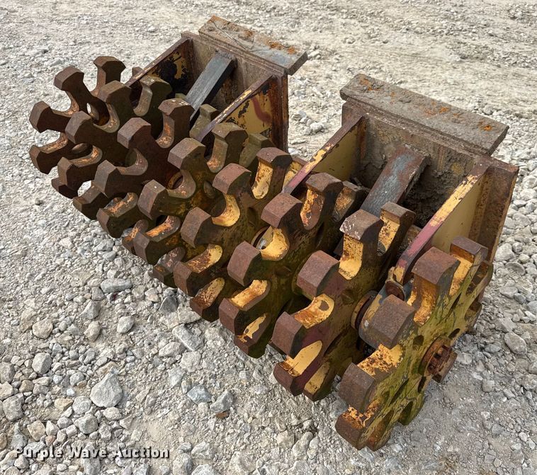 (2) compaction wheels - DO2347