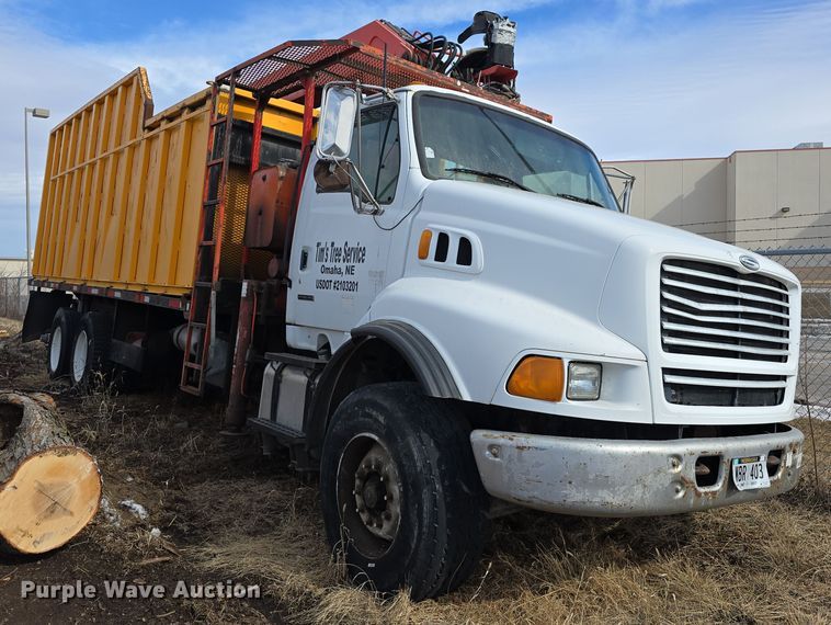 2000 Sterling L9500 grapple truck - DW3154