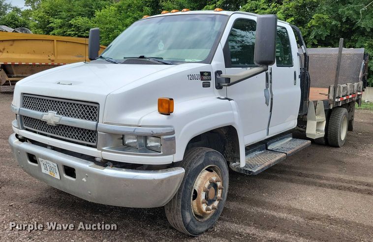 2006 Chevrolet C5500 Crew Cab flatbed truck - DX7188