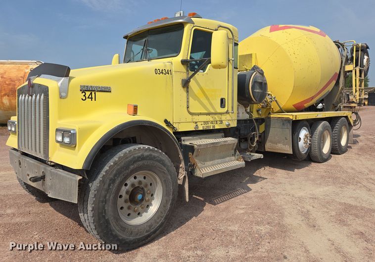 2009 Kenworth W900 ready mix truck - DY1132