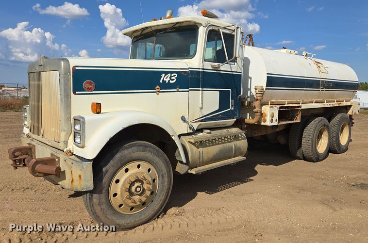 1988 International 9300 water truck - DY1201