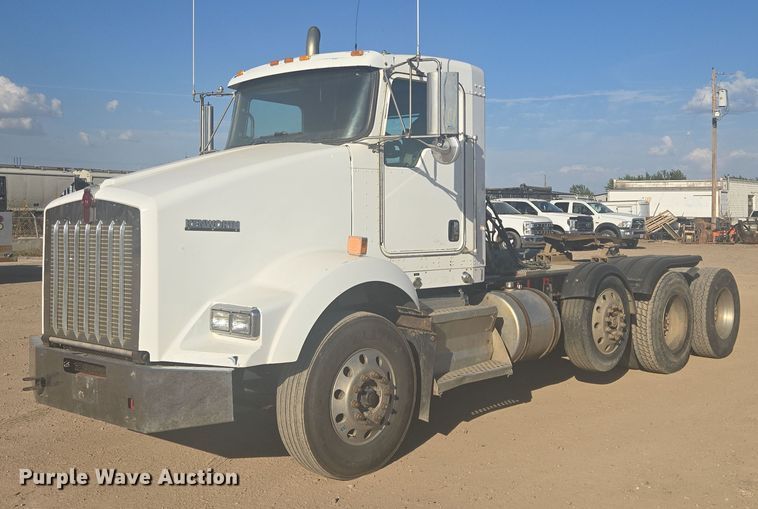 2012 Kenworth T800 semi truck - DY1290