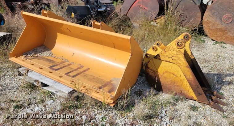 (2) backhoe buckets - DZ6728