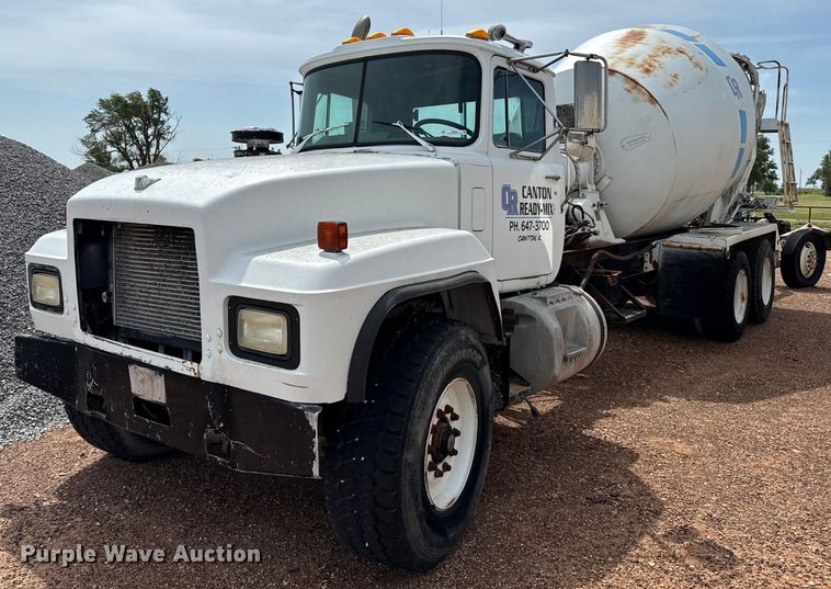 1999 Mack RD690S ready mix truck - DZ8830