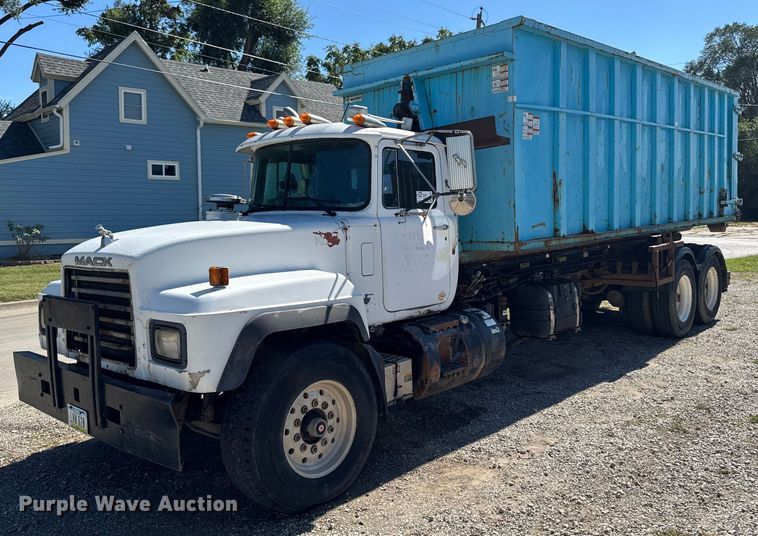 2000 Mack RD hook lift truck - EA1896