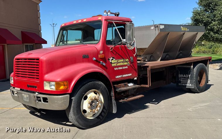 1999 International 4900 flatbed truck - EA1900