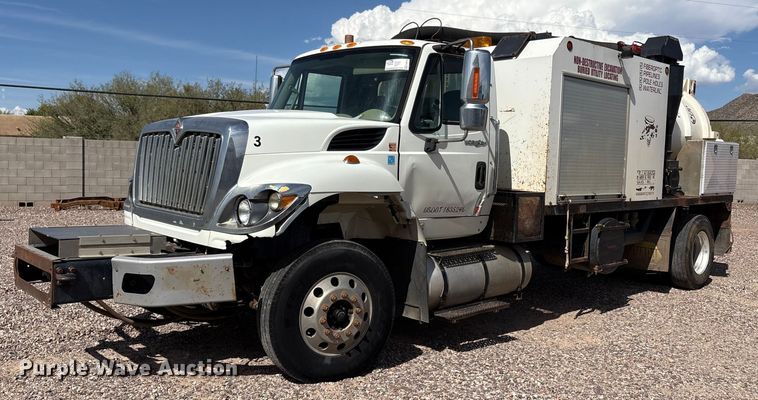 2014 International 7400 vacuum truck - EC8010