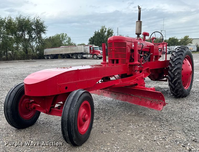 McCormick Farmall M motor grader - EM8165