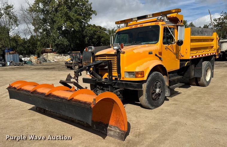 2000 International 4900 dump truck - ER0137