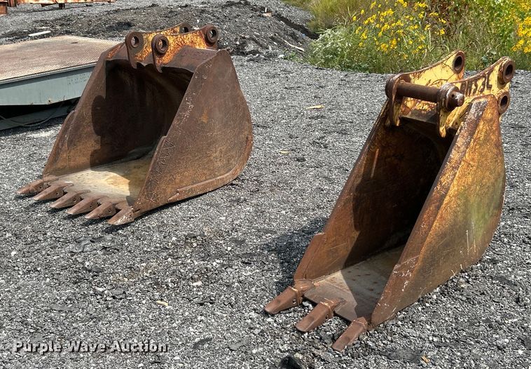 (2) backhoe buckets - ET3472