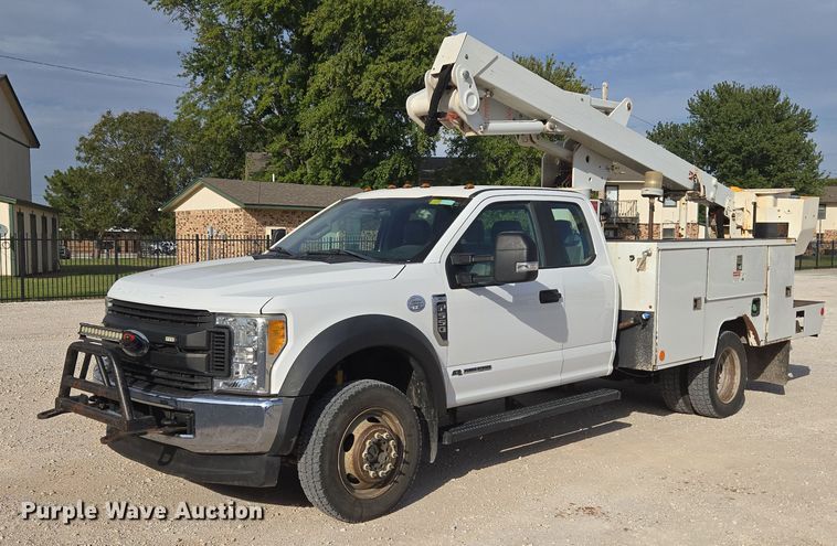 2017 Ford F550 SuperCab bucket truck - EU3829