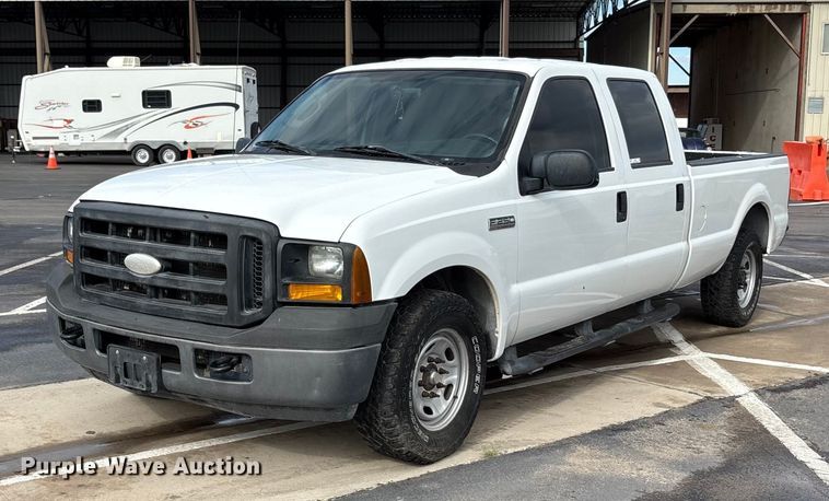 2007 Ford F250 Super Duty Crew Cab pickup truck - EU4657