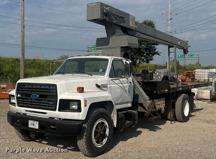 1990 Ford F700 crane truck - EV1854