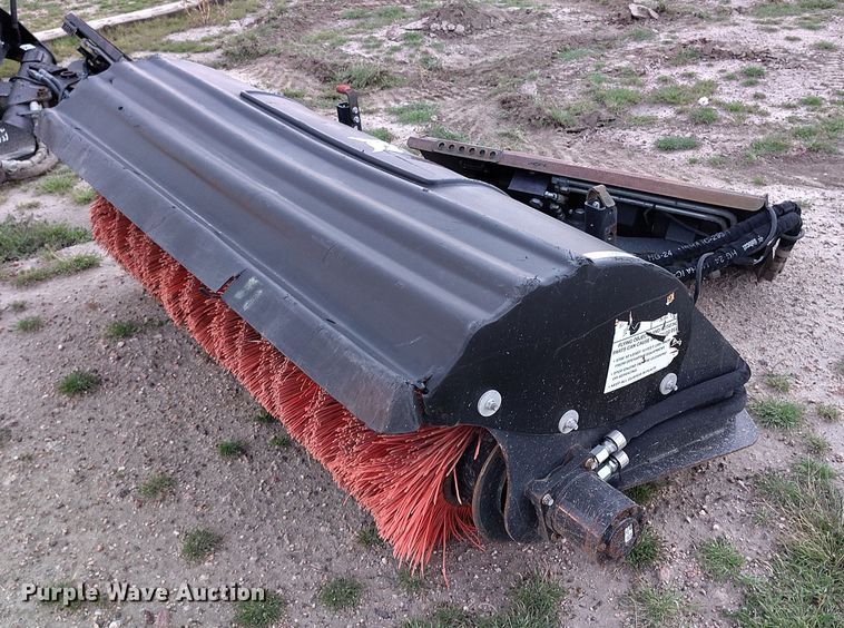 Bobcat 72" W skid steer broom - IP9667