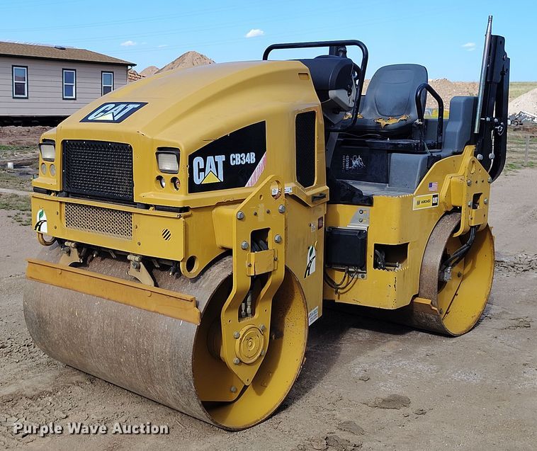 2018 Caterpillar CB34B double drum vibratory roller - IP9696