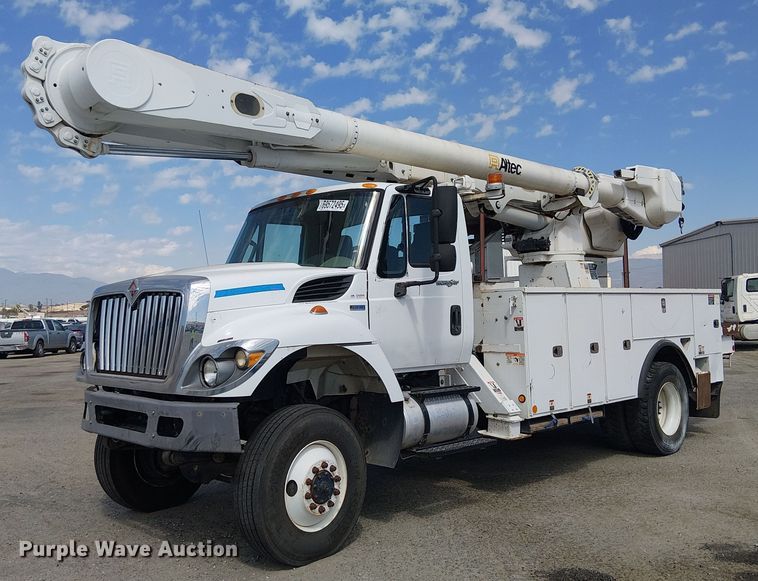 2013 International 7300 bucket truck - YA0961