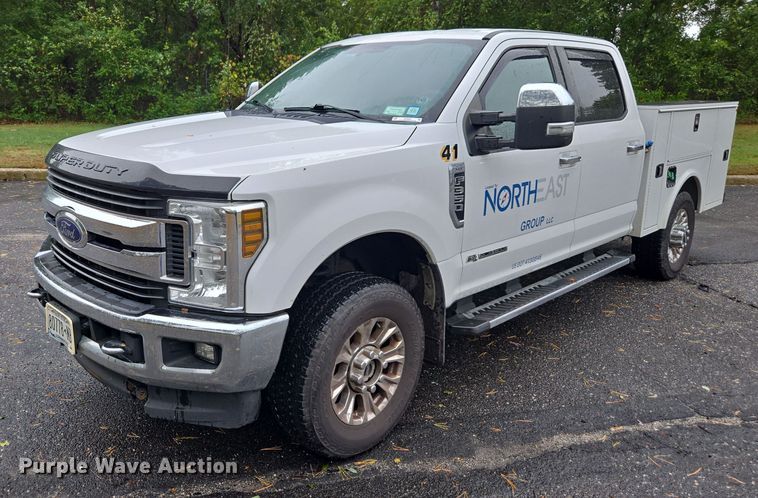 2019 Ford F350 Super Duty Crew Cab utility bed pickup truck - EV3501