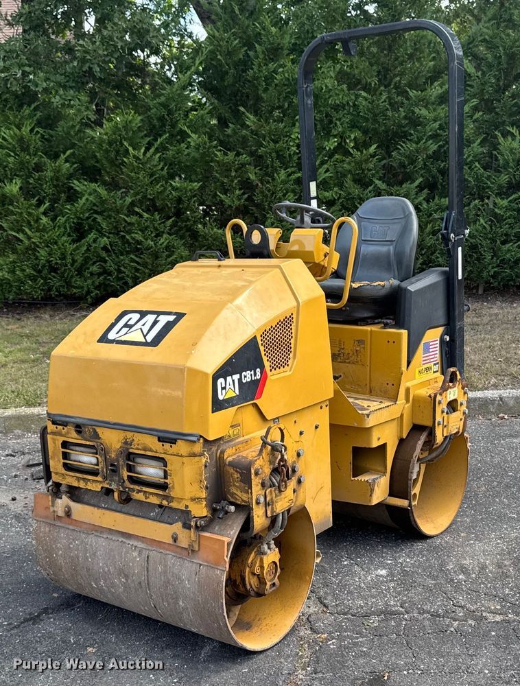 2019 Caterpillar CB1.8 double drum vibratory roller - EV4018