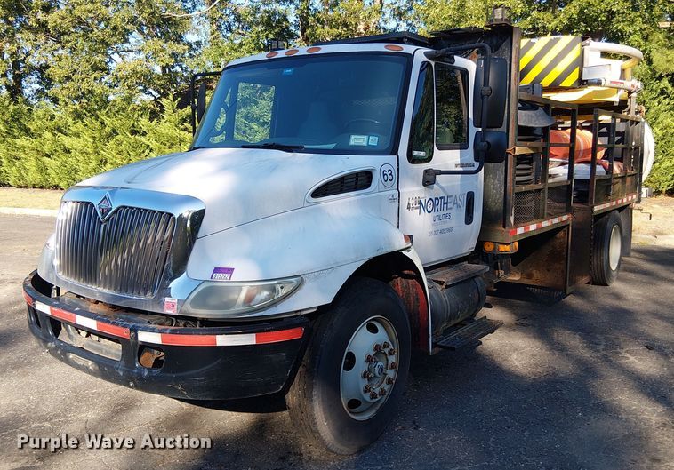 2004 International 4300 flatbed truck with crash attenuator - EV4095