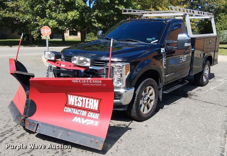 2019 Ford F350 Super Duty utility bed pickup truck - EV5125