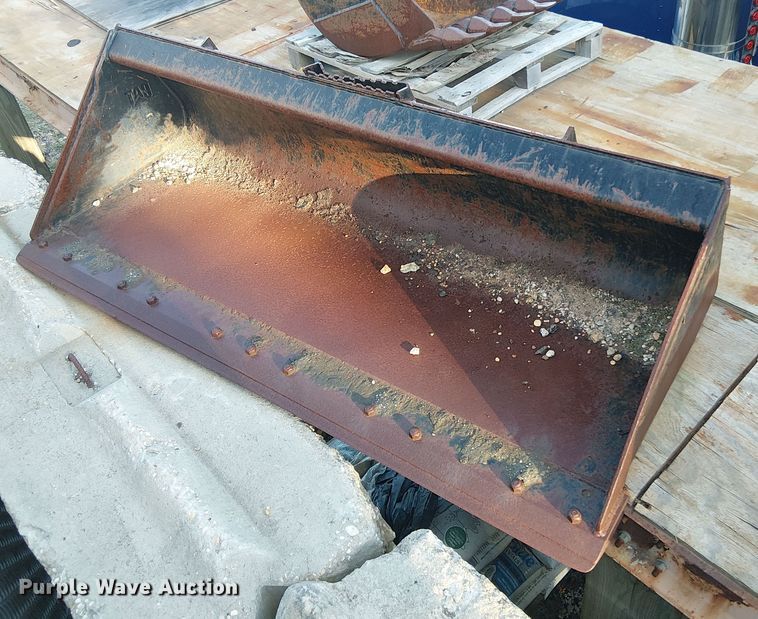 Caterpillar skid steer bucket - EV5132