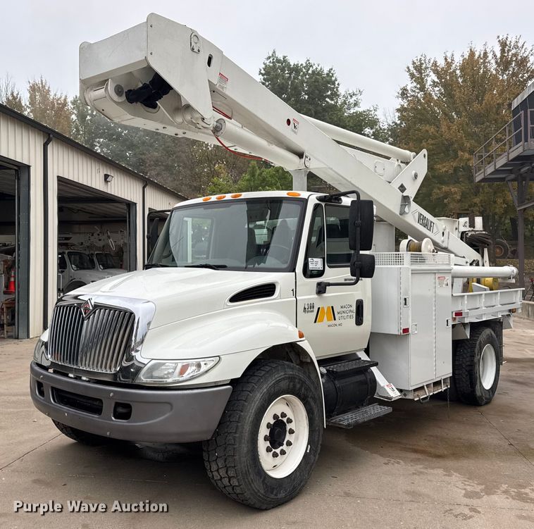 2006 International 4300 bucket truck - DO2269