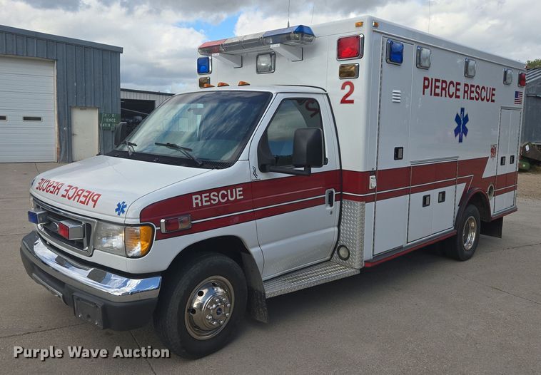 2003 Ford E450 ambulance - DY1217
