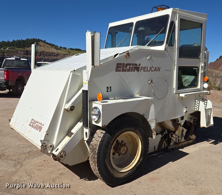 1996 Elgin Pelican Series S street sweeper - DY1246