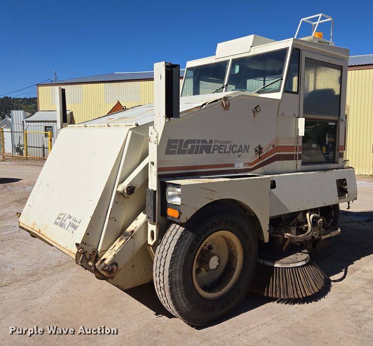 1990 Elgin Premier Pelican street sweeper - DY1247