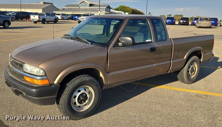 2003 Chevrolet S10 Ext. Cab pickup truck - DY1298
