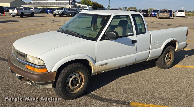2001 Chevrolet S10 Ext. Cab pickup truck - DY1299