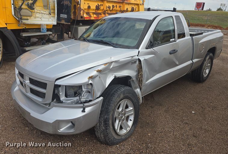 2011 Dodge Dakota Ext. Cab pickup truck - DY1324