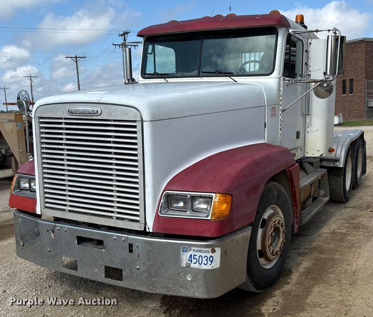 1999 Freightliner FLD120 semi truck - DY8207