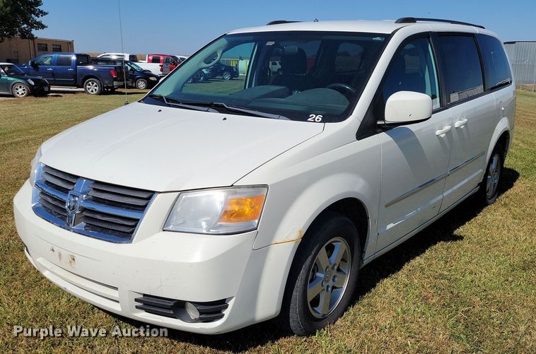 2010 Dodge Grand Caravan van - DZ6660