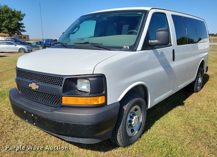 2017 Chevrolet  Express van - DZ6662