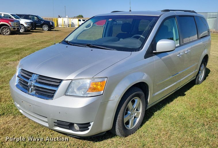 2010 Dodge Grand Caravan  van - DZ6663