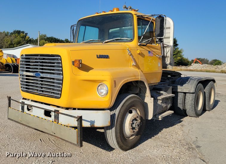 1990 Ford L9000 semi truck - DZ6736