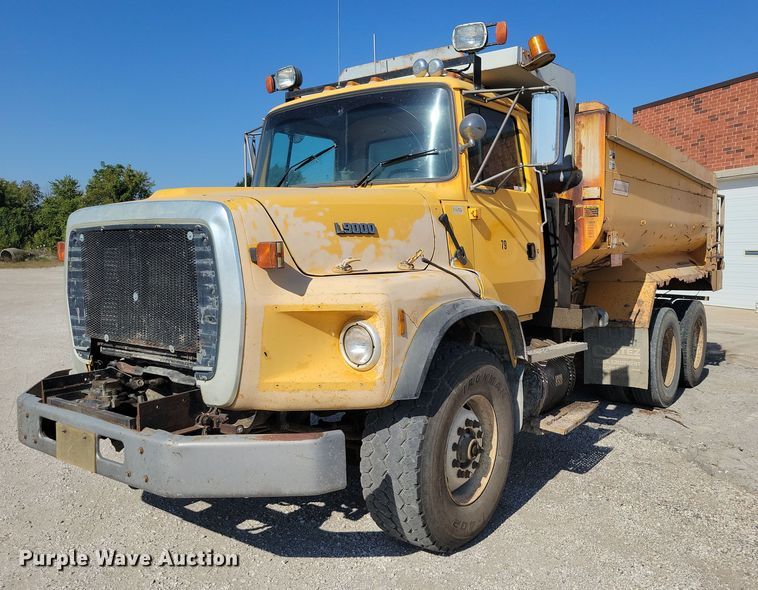 1996 Ford L9000 dump truck - DZ6739