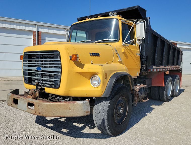1988 Ford L9000 dump truck - DZ6740