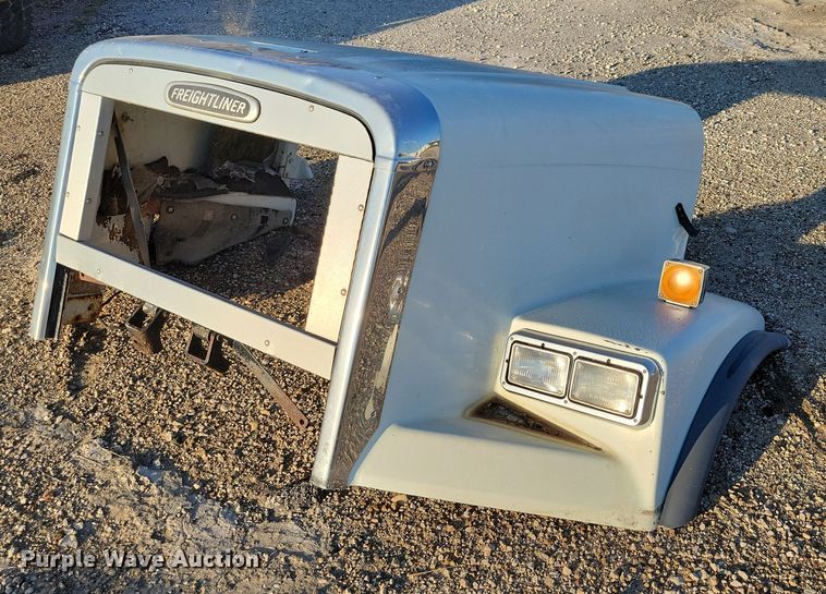Freightliner semi truck hood - DZ6741