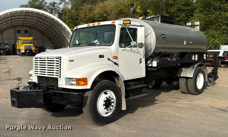 2002 International 4700 oil distributor truck - EA1907