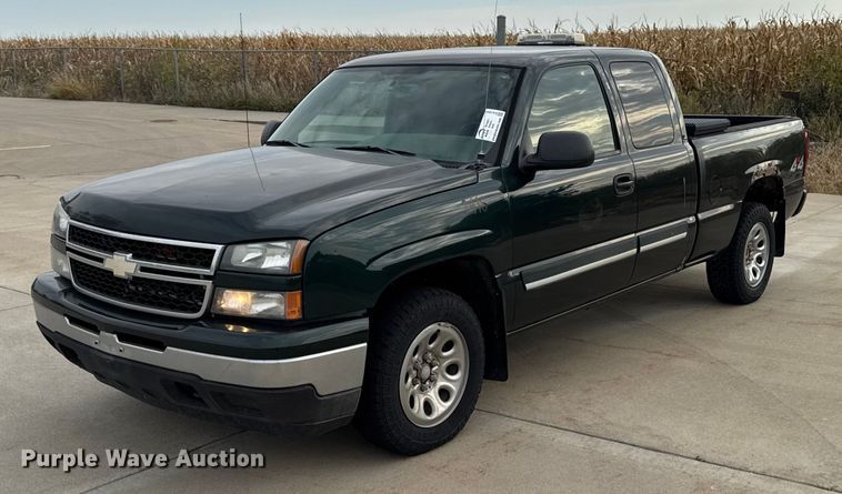 2006 Chevrolet Silverado 1500 Ext. Cab pickup truck - EA1935