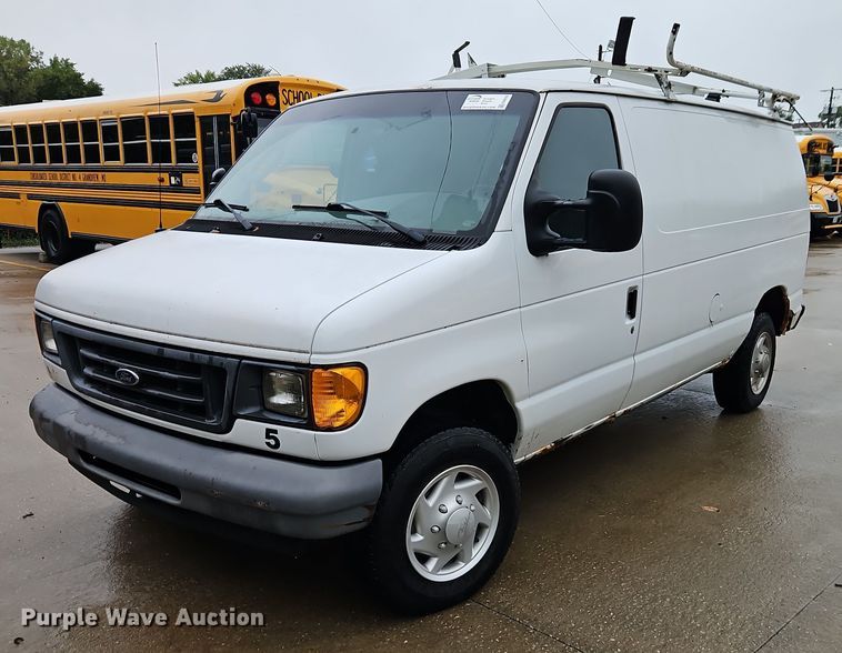 2007 Ford E250 van - EB8332