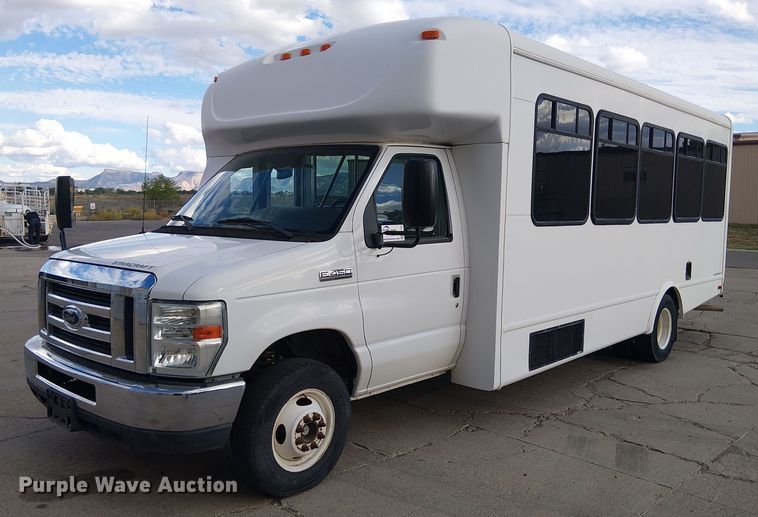 2012 Ford E450 Super Duty shuttle bus - EC1202
