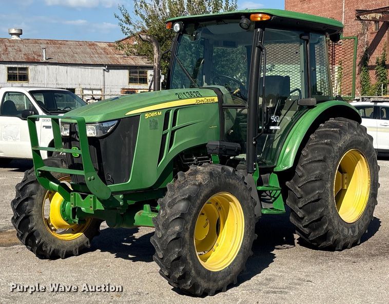 2013 John Deere 5085M MFWD tractor - EG8623