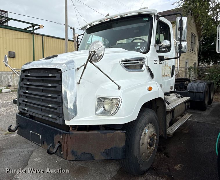 2013 Freightliner 114SD semi truck - EG8658